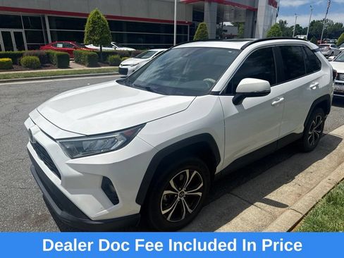 Used 2021 Toyota RAV4 XLE w/ Convenience Package FWD image 1