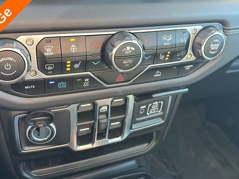 Used 2025 Jeep Wrangler Unlimited Sahara AWD/4WD image 23
