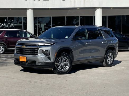 Used 2025 Chevrolet Traverse LT image 2