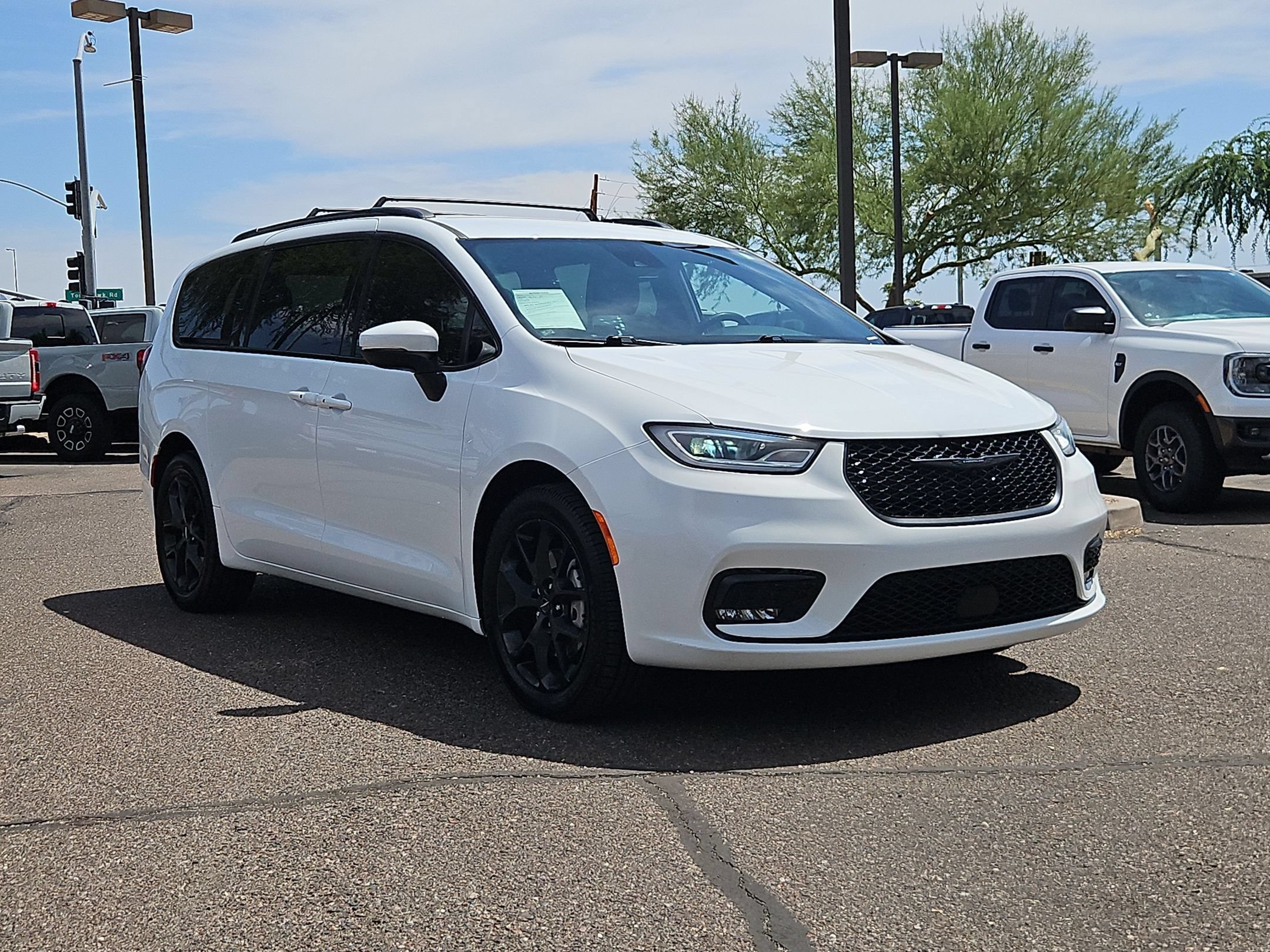 Used 2023 Chrysler Pacifica Touring-L w/ S Appearance Package AWD/4WD image 3