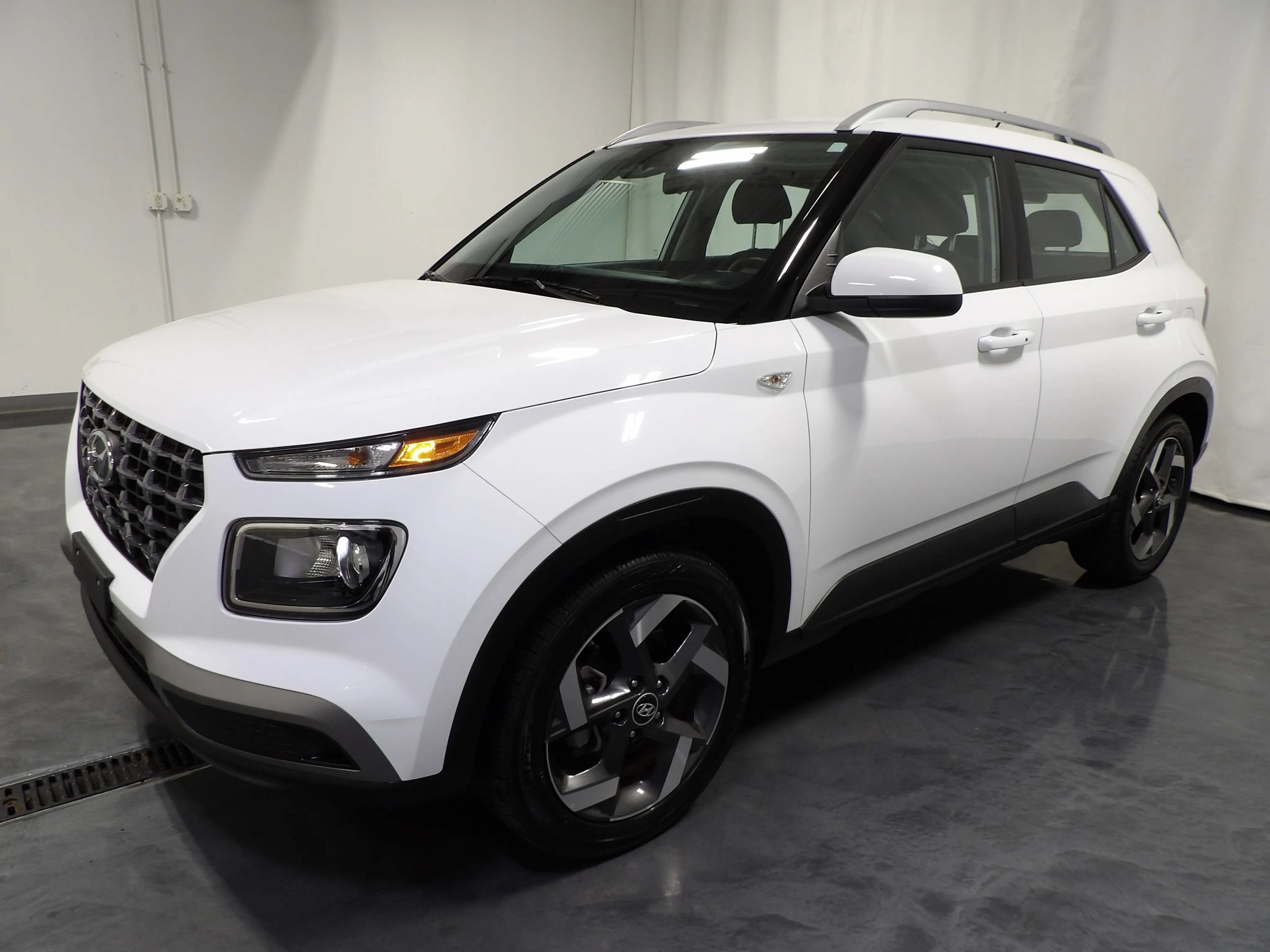Used 2025 Hyundai Venue SEL FWD image 3