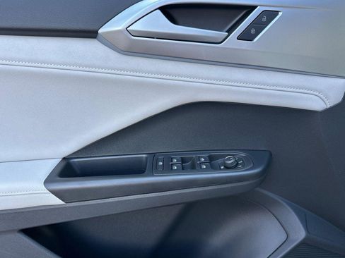 New 2026 Volkswagen Taos SE image 10