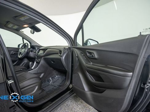 Used 2022 Chevrolet Trax LT w/ Midnight Edition AWD/4WD image 37
