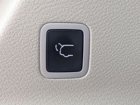 Used 2024 Chrysler Pacifica Select image 12