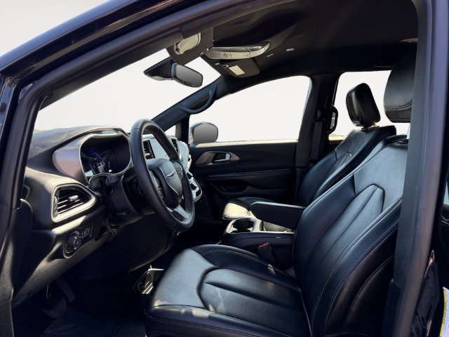 Used 2025 Chrysler Pacifica Select FWD image 9