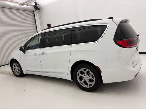 Used 2023 Chrysler Pacifica Limited FWD image 17