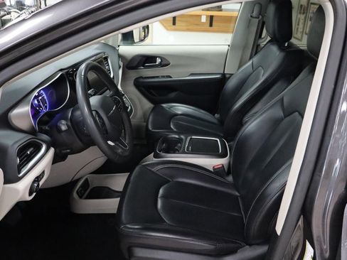 Used 2023 Chrysler Pacifica Touring-L FWD image 10