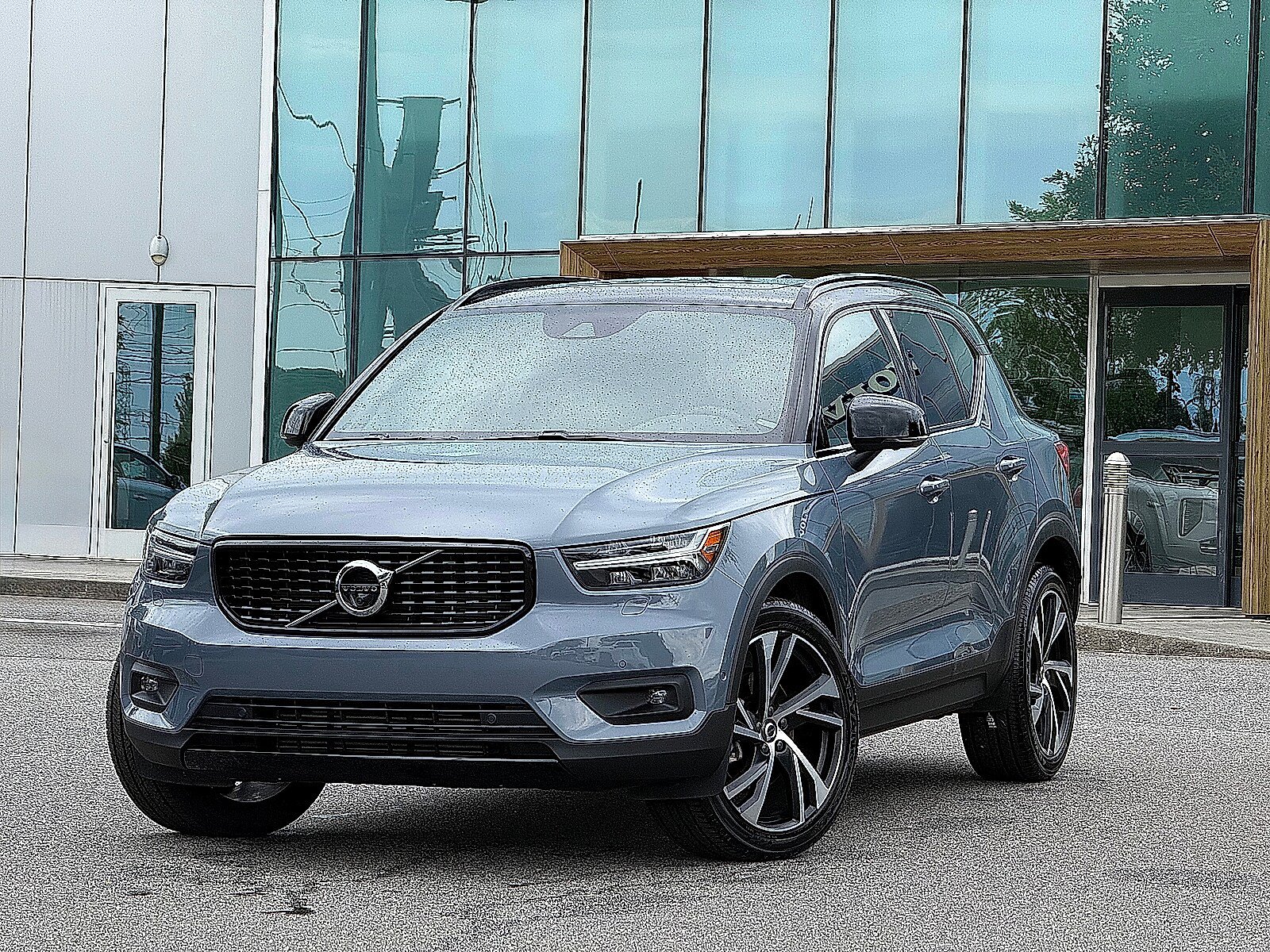 Certified 2022 Volvo XC40 T4 R-Design w/ Advanced Package FWD image 1