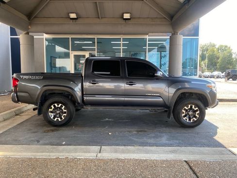 Used 2021 Toyota Tacoma TRD Off-Road w/ Technology Package AWD/4WD image 8