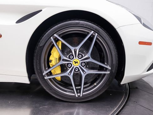 Used 2017 Ferrari California T RWD image 16