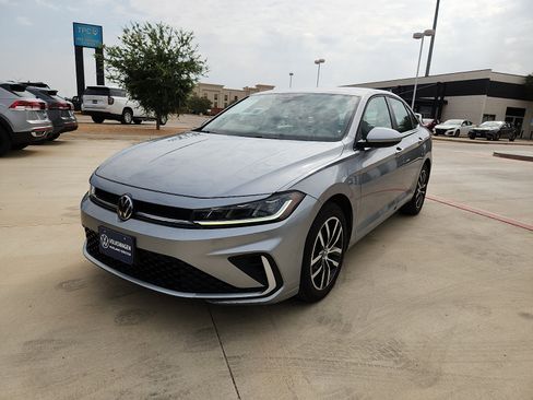 Used 2025 Volkswagen Jetta SE FWD image 3