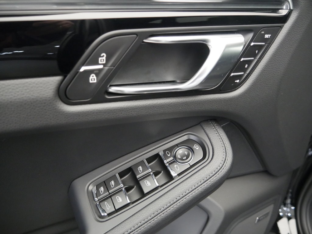 Certified 2026 Porsche Macan AWD/4WD image 18