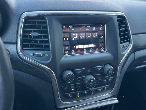 Used 2020 Jeep Grand Cherokee Laredo AWD/4WD image 15
