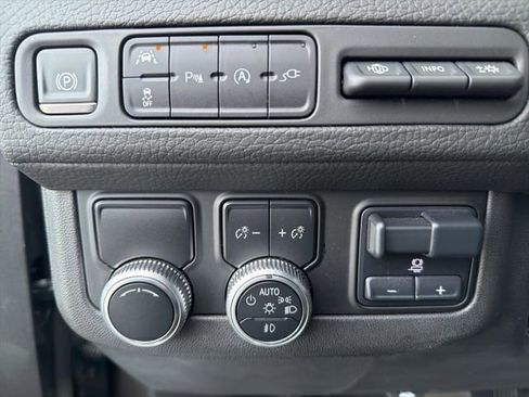 Used 2021 GMC Yukon Denali w/ Denali Premium Package image 17