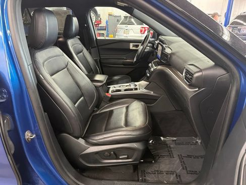Used 2020 Ford Explorer XLT w/ Equipment Group 202A AWD/4WD image 9