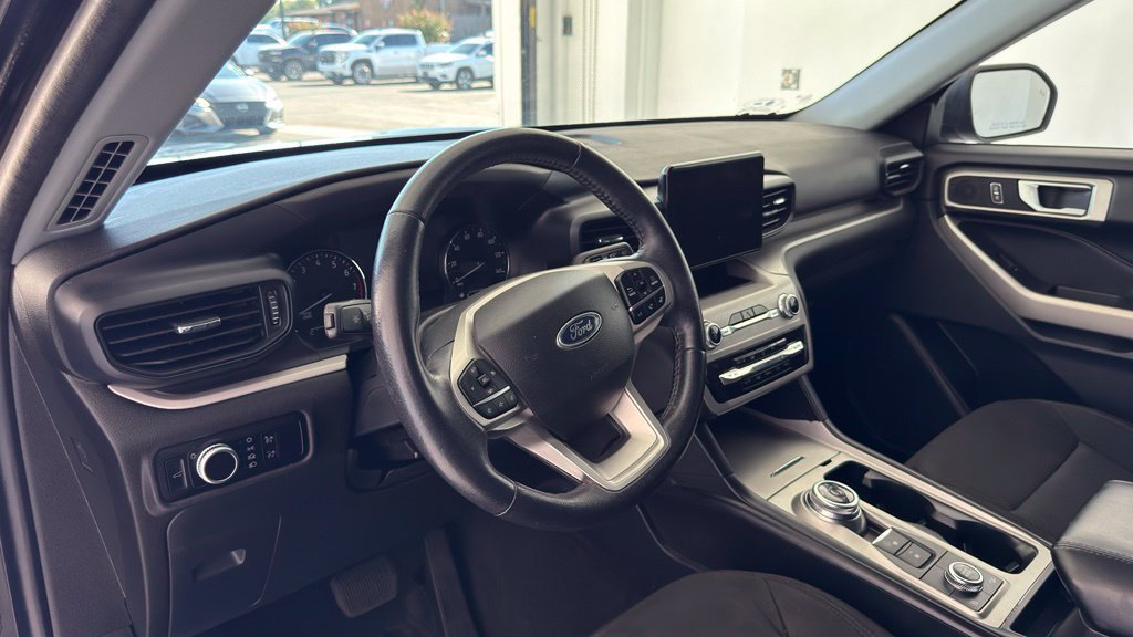 Used 2023 Ford Explorer XLT AWD/4WD image 2