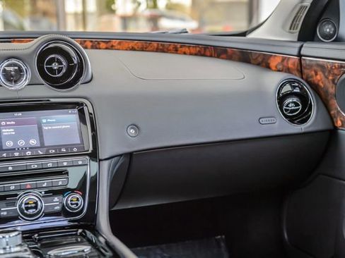 Used 2018 Jaguar XJ R-Sport image 35