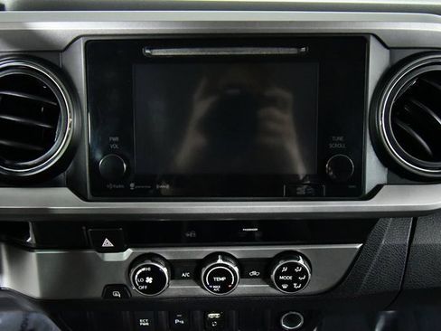 Used 2016 Toyota Tacoma Tacoma Double Cab image 4