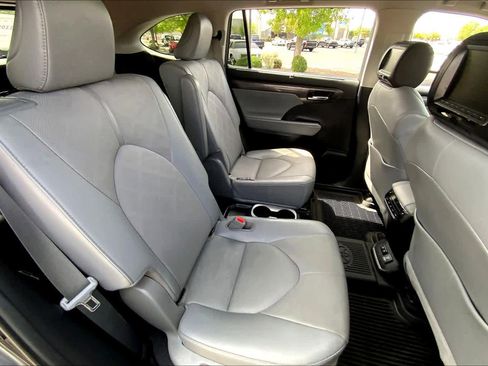 Used 2021 Toyota Highlander Platinum image 17