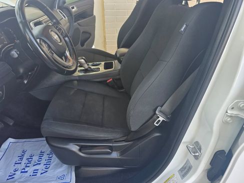 Used 2017 Jeep Grand Cherokee Laredo RWD image 19