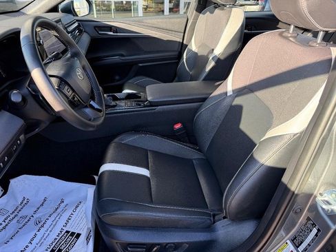 Used 2025 Toyota Camry SE image 16