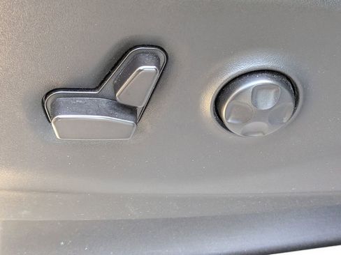 Used 2024 Chrysler Pacifica Touring-L FWD image 20