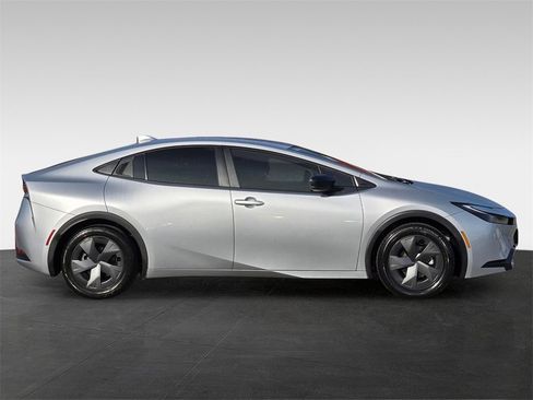 Used 2024 Toyota Prius LE image 7