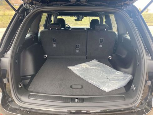 New 2025 Jeep Grand Cherokee Laredo image 9