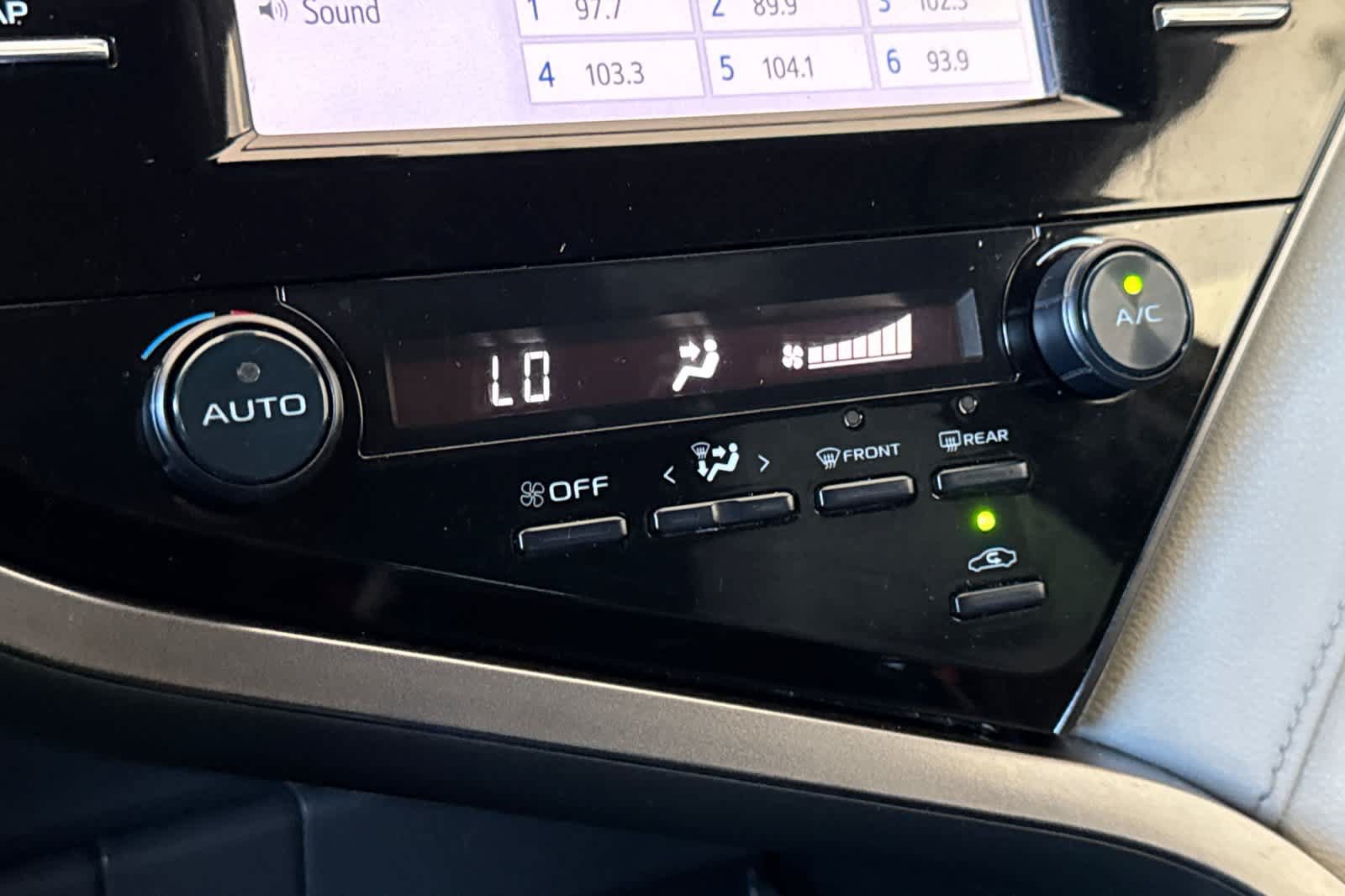 Used 2019 Toyota Camry SE w/ Carpet Mat Package FWD image 18