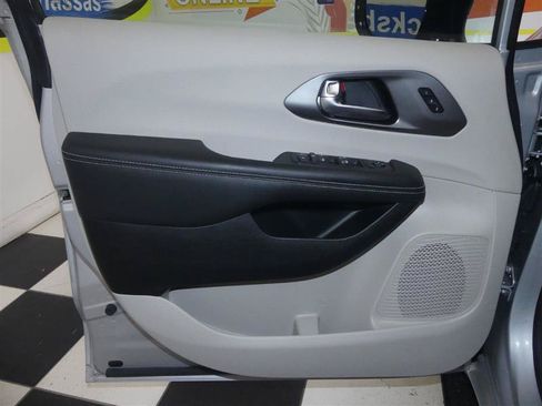 Used 2024 Chrysler Pacifica Touring-L FWD image 27