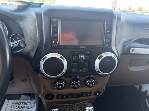 Used 2014 Jeep Wrangler Unlimited Rubicon w/ Connectivity Group AWD/4WD image 12