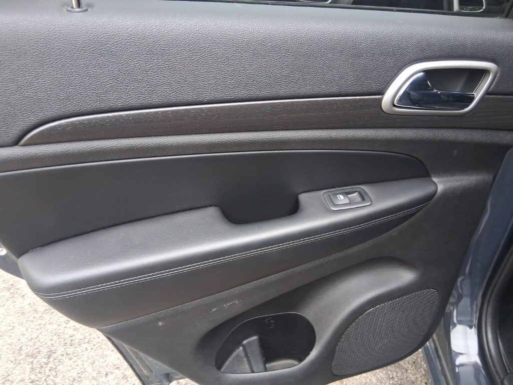 Used 2018 Jeep Grand Cherokee Altitude AWD/4WD image 16