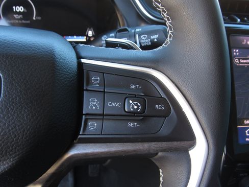 Used 2023 Jeep Grand Cherokee Limited image 27