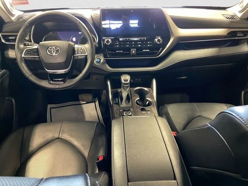 Used 2022 Toyota Highlander Limited image 11