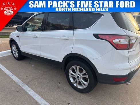 Used 2018 Ford Escape SE image 3