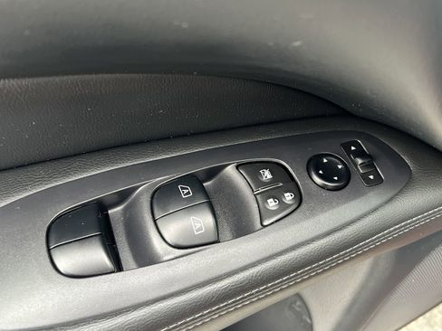 Used 2020 Nissan Pathfinder SV image 19