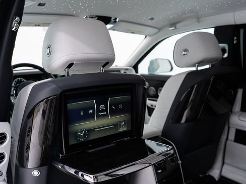 Used 2023 Rolls-Royce Phantom Sedan RWD image 25
