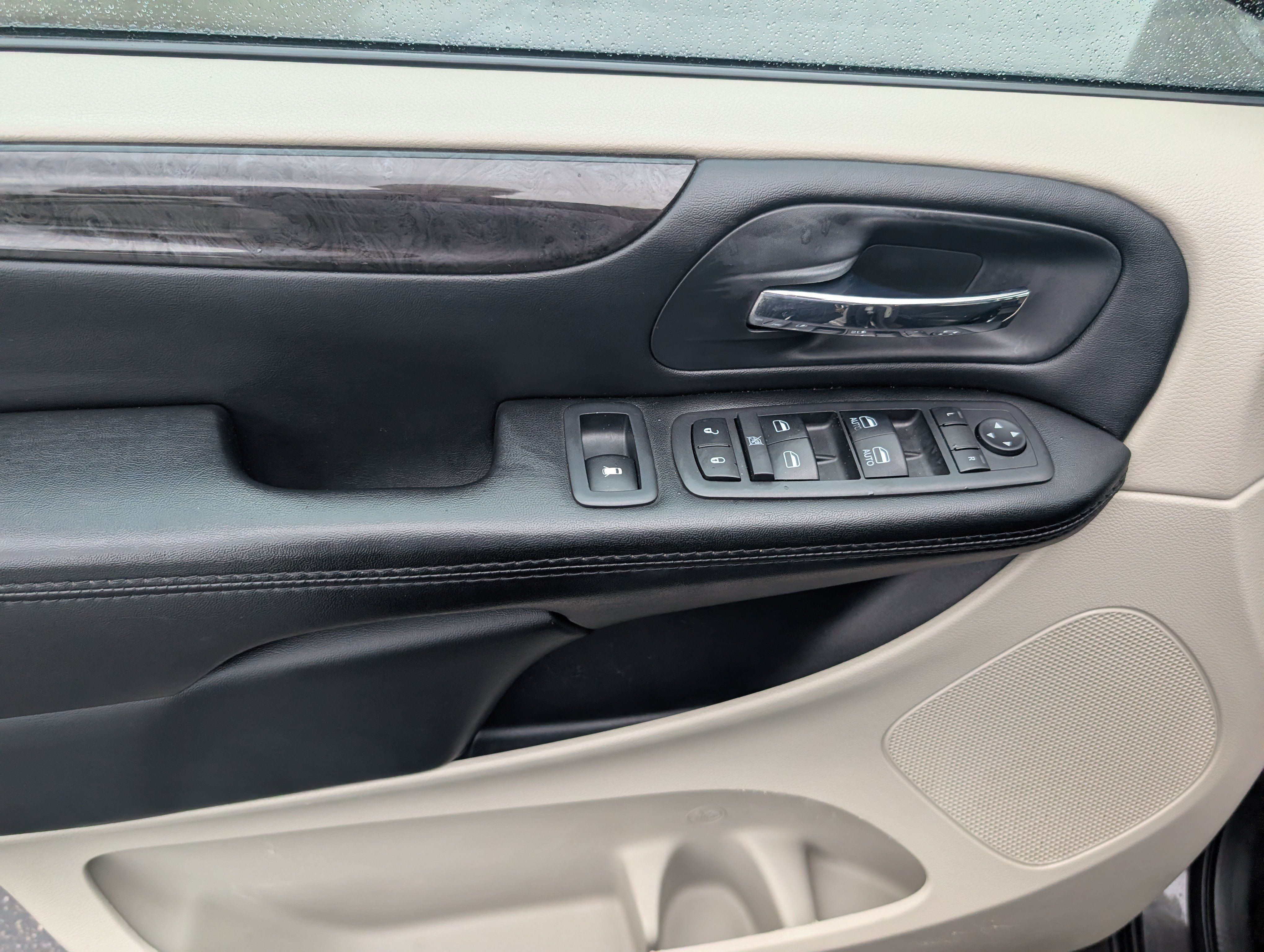 Used 2018 Dodge Grand Caravan SE w/ UConnect Hands-Free Group FWD image 10