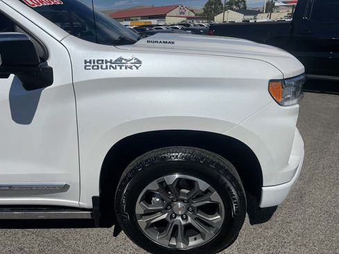 Used 2025 Chevrolet Silverado 1500 High Country w/ Technology Package AWD/4WD image 5