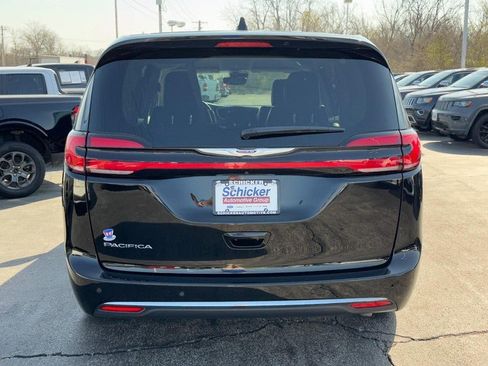 Used 2024 Chrysler Pacifica Touring-L FWD image 4