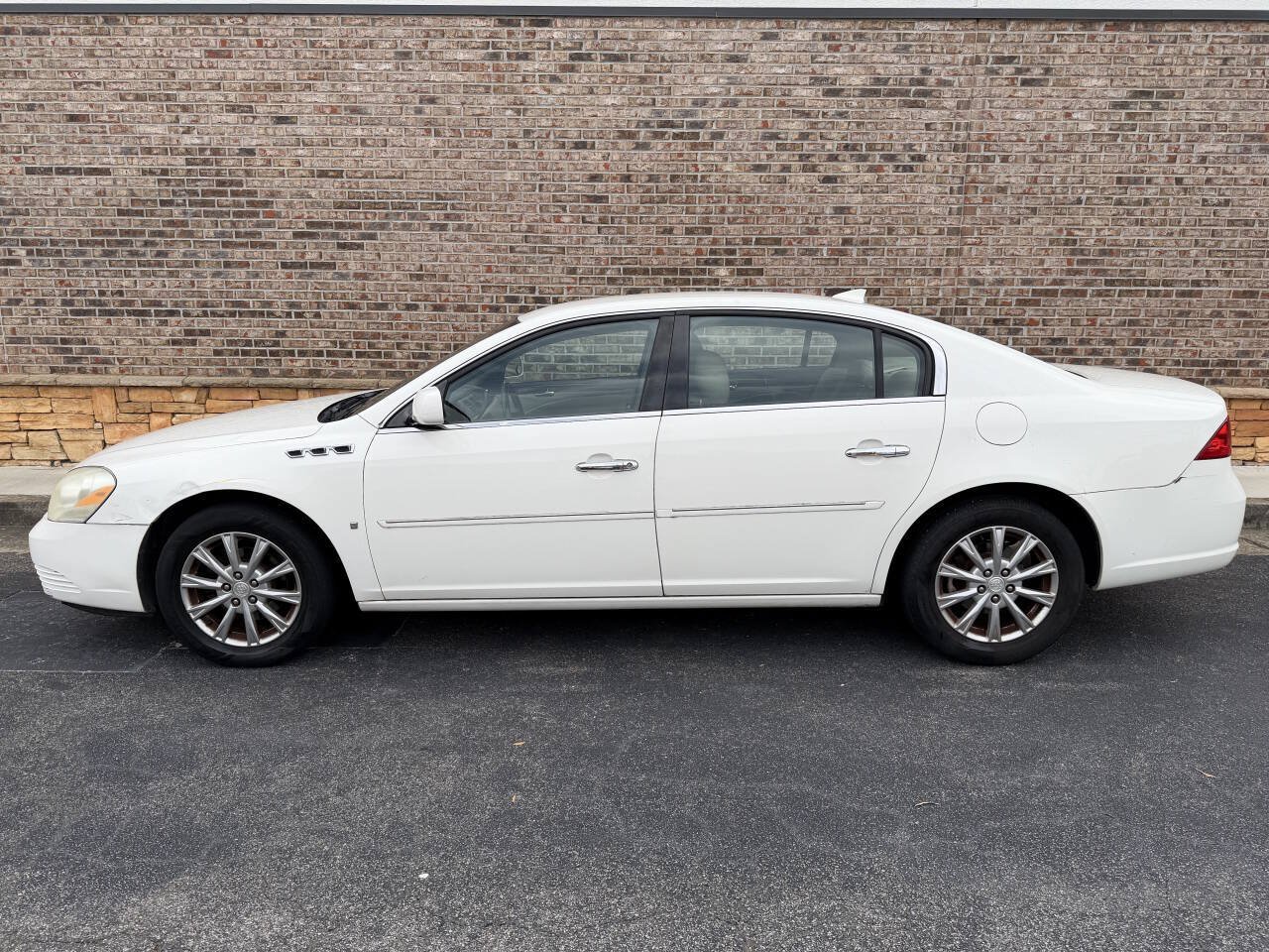 Used 2009 Buick Lucerne CXL FWD image 2