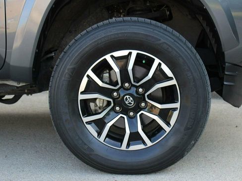 Used 2022 Toyota Tacoma TRD Sport AWD/4WD image 33