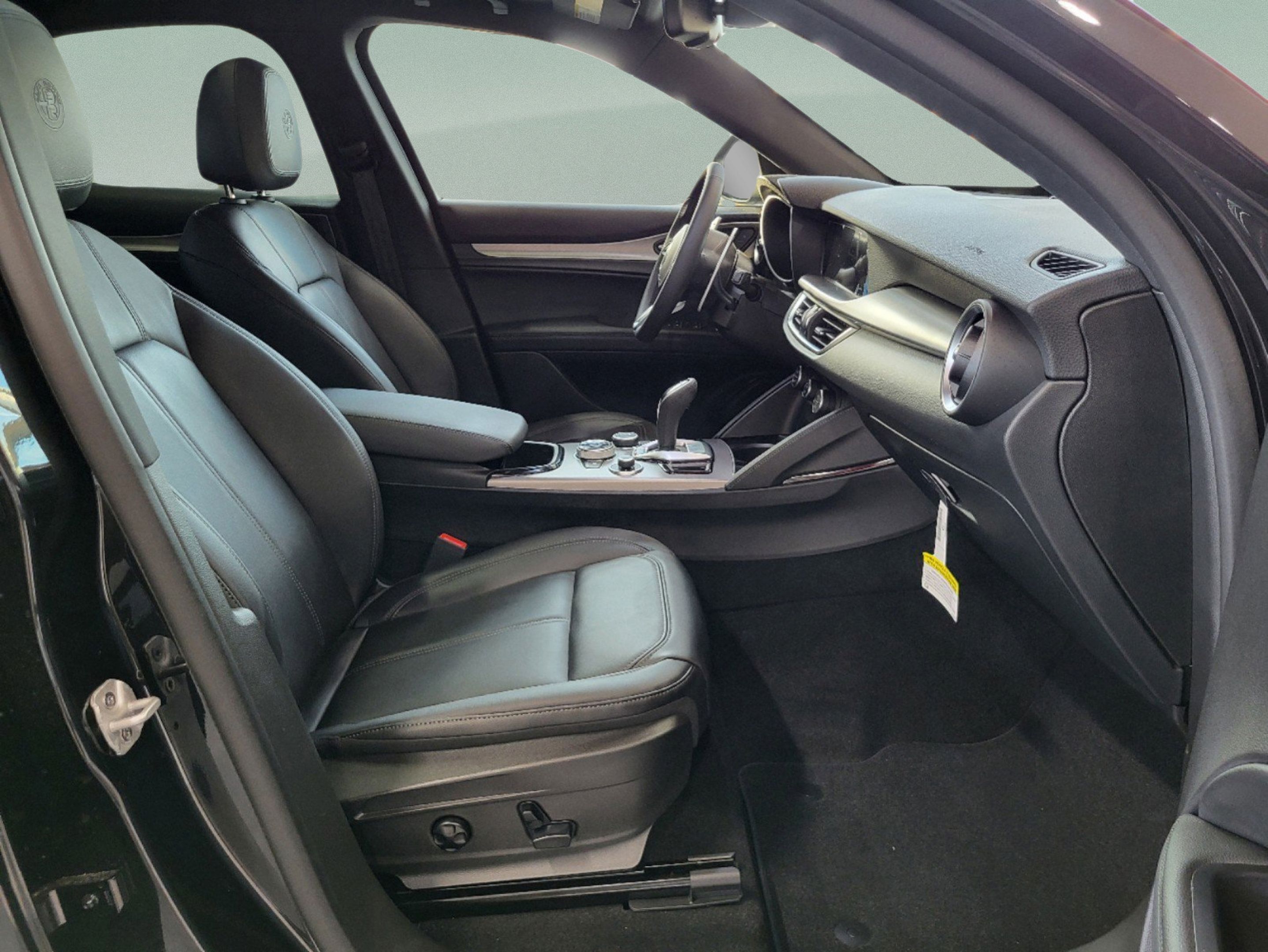 New 2025 Alfa Romeo Stelvio Sprint AWD/4WD image 18