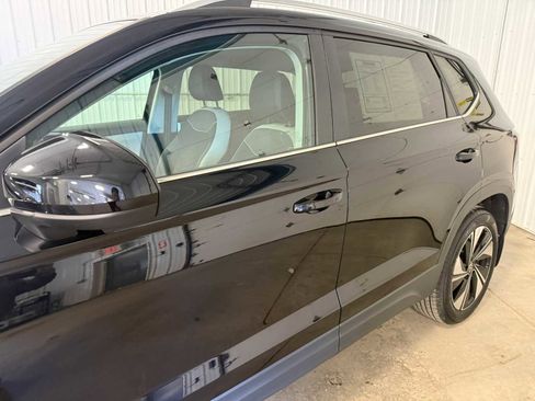 Used 2025 Volkswagen Taos SE w/ Panoramic Sunroof Package image 7