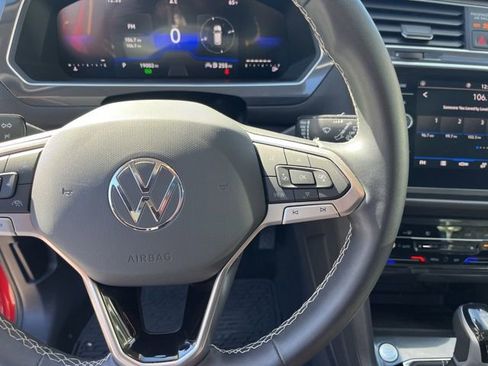 Used 2023 Volkswagen Tiguan SE w/ Panoramic Sunroof Package image 19