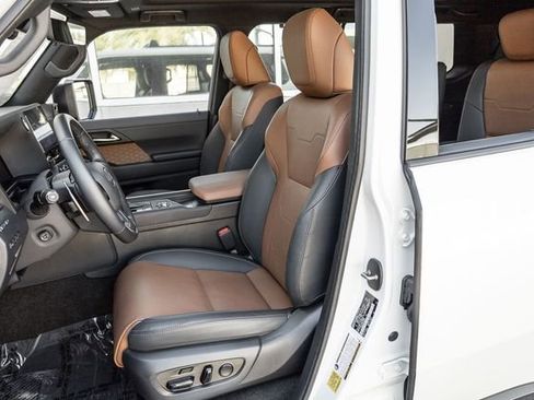 Used 2025 Lexus GX 550 w/ Accessory Package (2T) image 11