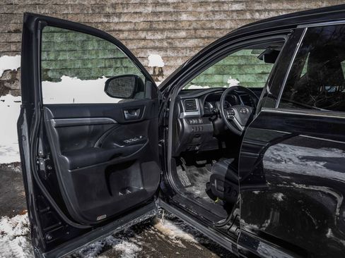 Used 2018 Toyota Highlander SE image 24