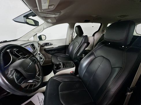 Used 2020 Chrysler Pacifica Touring-L FWD image 21