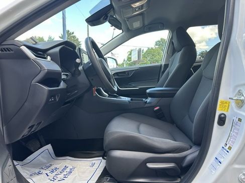 Used 2022 Toyota RAV4 LE image 10