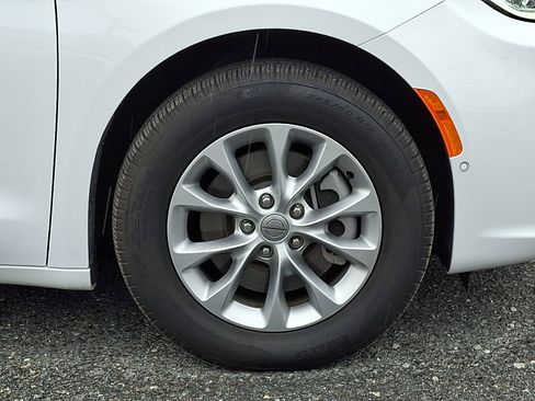 Used 2025 Chrysler Pacifica Select image 8